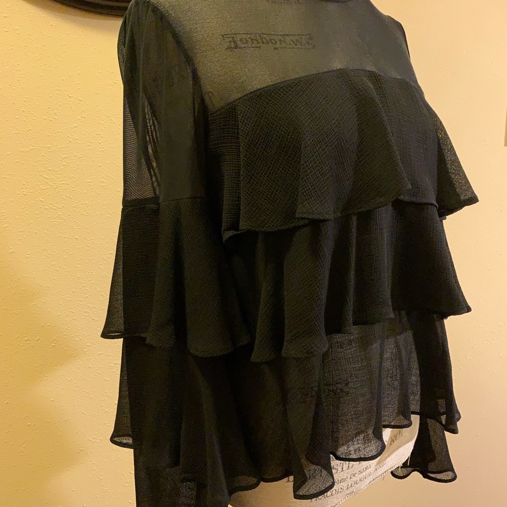 LN DARLING RUFFLED TOP W/LONG RUFFLE SLEEVES. CUTE - Picture 7 of 13
